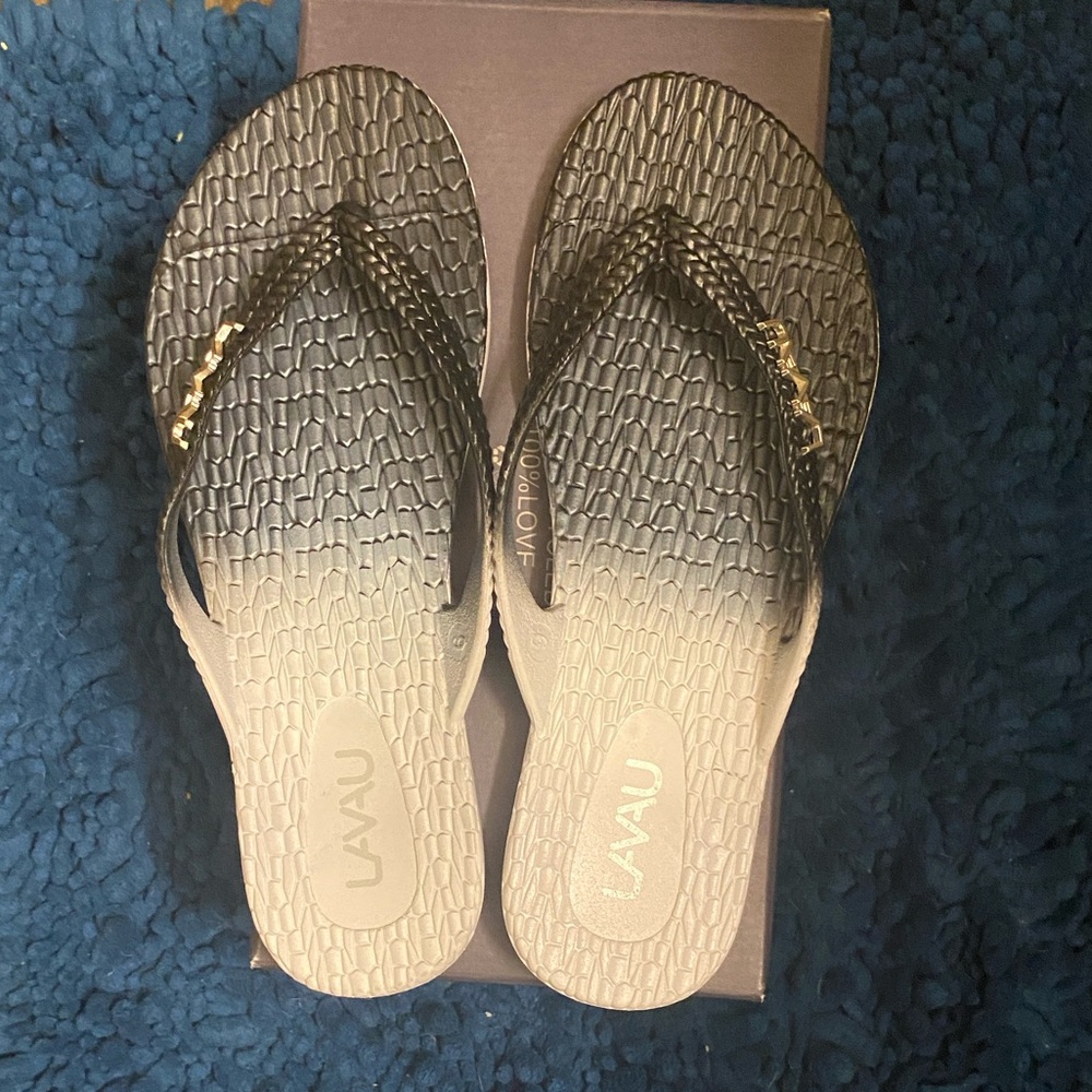 NWT Lavau Black and White Fade Flip Flops - size 9